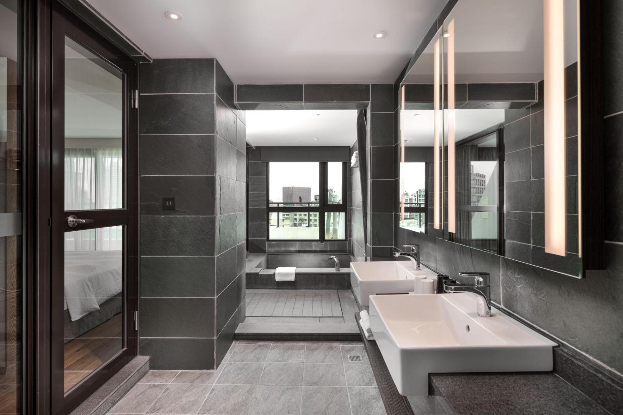 Four Points By Sheraton Yilan Джиаоси Екстериор снимка