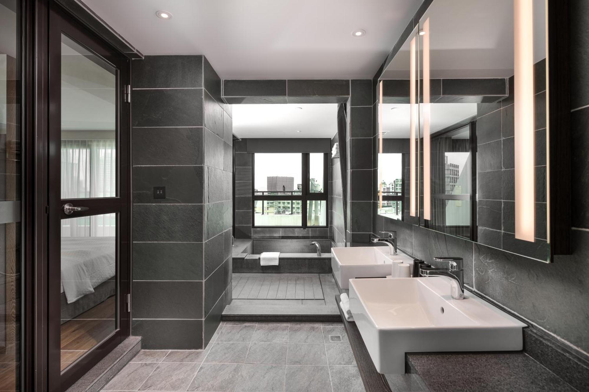 Four Points By Sheraton Yilan Джиаоси Екстериор снимка